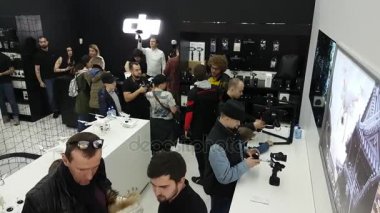 Osmo stabilizatörleri ile DJI indeks işlem mağaza açılışında test müşteriler