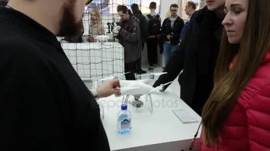 Müşteriler ile DJI indeks işlem mağaza açılışında quadrocopters izle