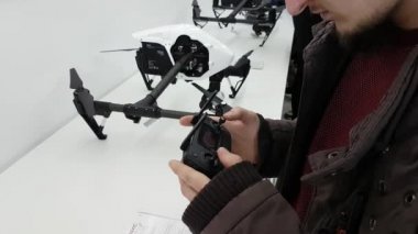 Müşteriler ile DJI indeks işlem mağaza açılışında quadrocopters izle