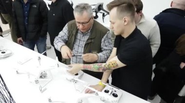 Müşteriler ile DJI indeks işlem mağaza açılışında quadrocopters izle