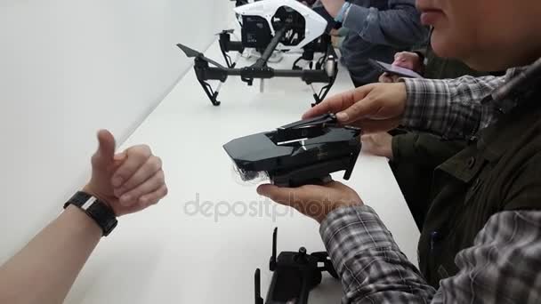 Klanten kijken quadrocopters bij de opening van Dji winkel — Stockvideo