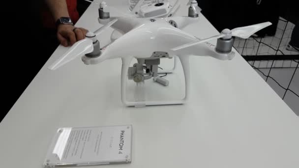 Pelanggan menonton quadrocopters pada pembukaan DJI Store — Stok Video