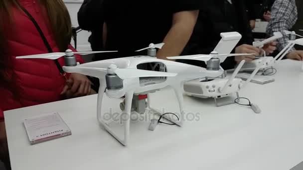 Kunder titta på quadrocopters vid öppnandet av Dji Store — Stockvideo
