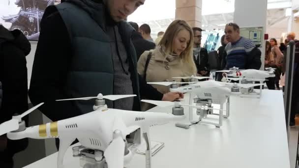 Los clientes observan los cuadrocopteros en la inauguración de DJI Store — Vídeos de Stock