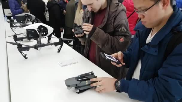 Los clientes observan los cuadrocopteros en la inauguración de DJI Store — Vídeos de Stock