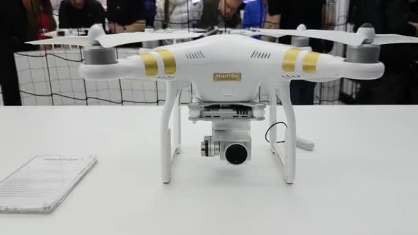 Quadrocopters untuk dijual pada pembukaan Toko DJI — Stok Video