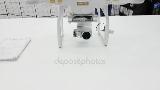 Quadrocopter in vendita all'apertura del DJI Store — Video Stock