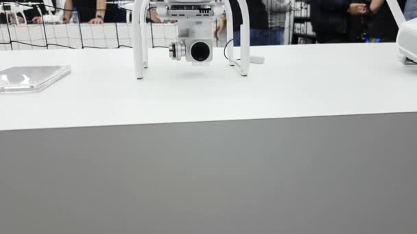 Quadrocopter in vendita all'apertura del DJI Store — Video Stock