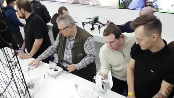 Os clientes assistem quadricópteros na abertura da Loja DJI — Vídeo de Stock