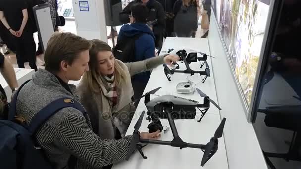 Kunder titta på quadrocopters vid öppnandet av Dji Store — Stockvideo