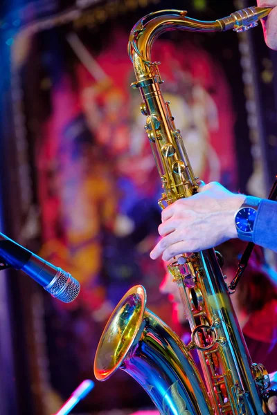 Muzikant speelt de saxofoon in het stadium — Stockfoto