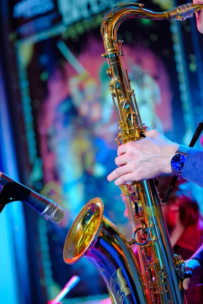 Музыкант играет на саксофоне на сцене — стоковое фото