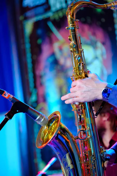 Musician plays the saxophone at the stage — Stock Photo, Image