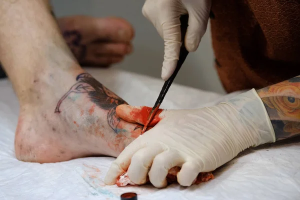 Artysta jest Dokonywanie tatuaż zbliżenie — Zdjęcie stockowe