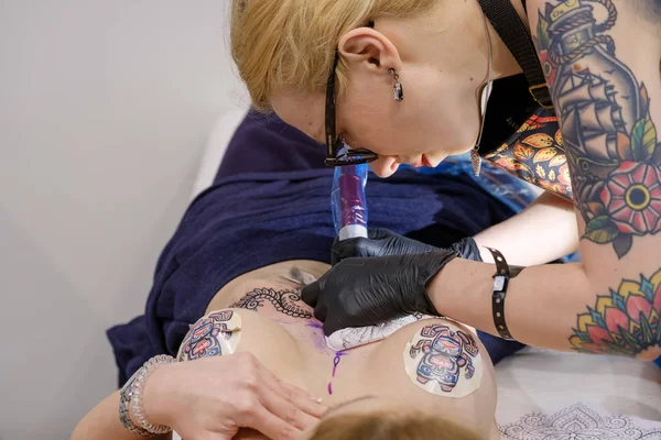 Artista haciendo un tatuaje para el visitante Tattoofest — Foto de Stock