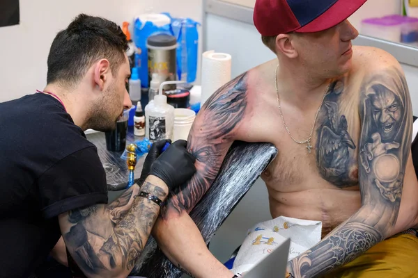 Tattoofest 訪問者のためのタトゥーを作るアーティスト — ストック写真
