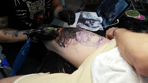 Artiste faisant un tatouage pour le visiteur Tattoofest — Video