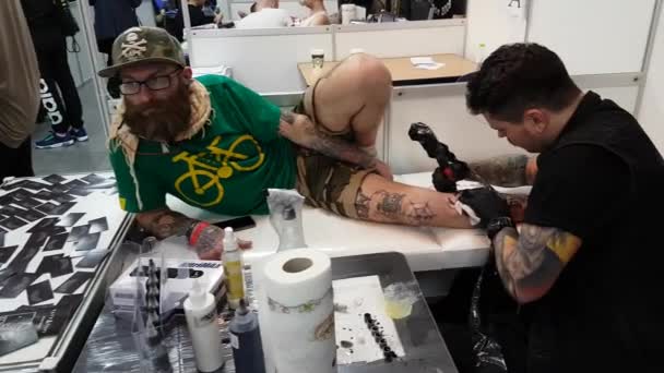 Umělec tetování Tattoofest návštěvník — Stock video