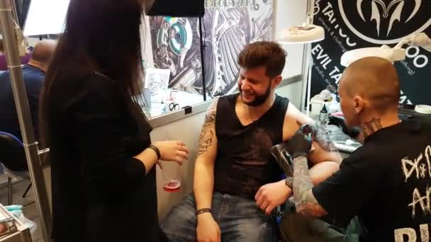 Tattoofest 방문자에 대 한 문신 만드는 아티스트 — 비디오