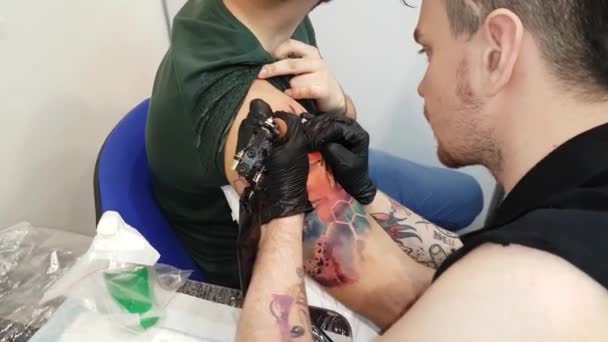 Sanatçı Tattoofest ziyaretçi için bir dövme yapma — Stok video