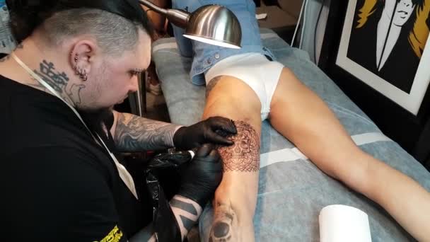 Konstnär som gör en tatuering för Tattoofest besökare — Stockvideo