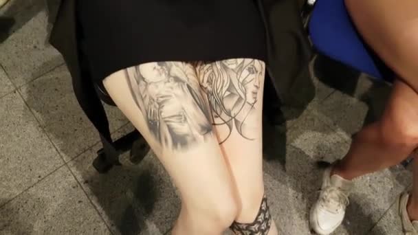 Kunstenaar maken een tatoeage voor Tattoofest bezoeker — Stockvideo