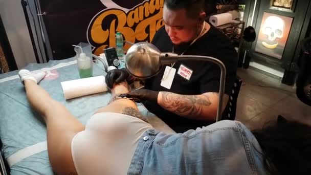 Sanatçı Tattoofest ziyaretçi için bir dövme yapma — Stok video