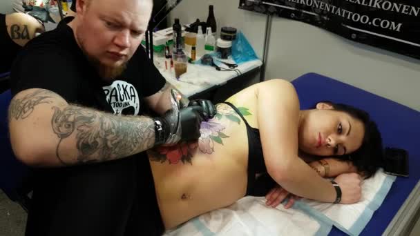 Konstnär som gör en tatuering för Tattoofest besökare — Stockvideo