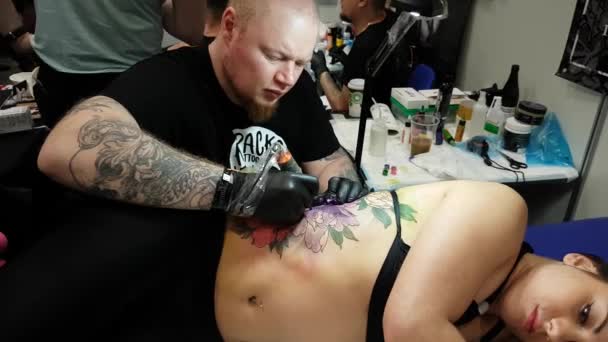 Artiste faisant un tatouage pour le visiteur Tattoofest — Video