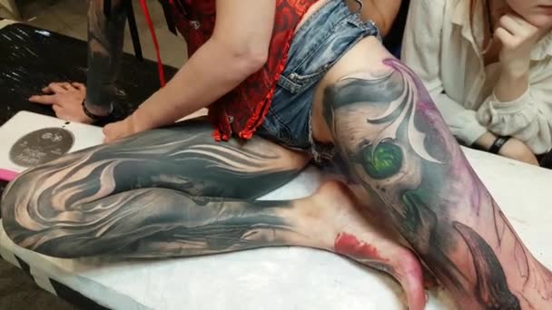 Umělec tetování Tattoofest návštěvník — Stock video