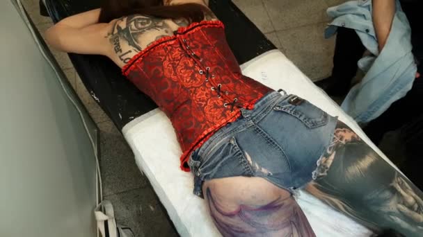 Tattoofest 訪問者のためのタトゥーを作るアーティスト — ストック動画