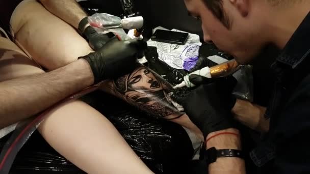 Konstnär som gör en tatuering för Tattoofest besökare — Stockvideo
