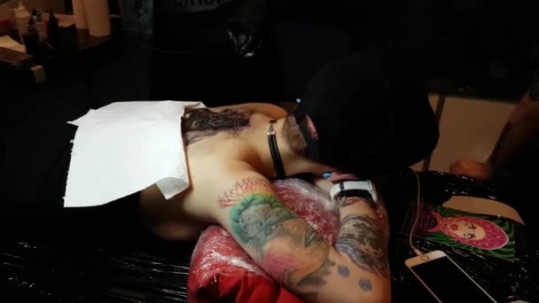 艺术家制作纹身为 Tattoofest 位访客 — 图库视频影像