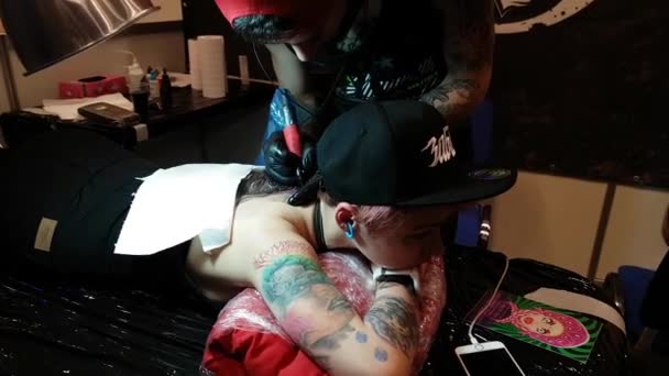 Művész, hogy egy tetoválás-Tattoofest látogató — Stock videók