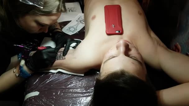 Konstnär som gör en tatuering för Tattoofest besökare — Stockvideo