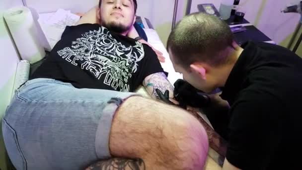 Művész, hogy egy tetoválás-Tattoofest látogató — Stock videók