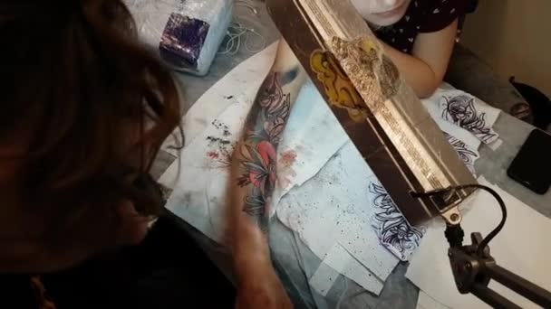 Artista haciendo un tatuaje para el visitante Tattoofest — Vídeos de Stock