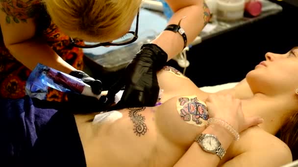 Konstnär som gör en tatuering för Tattoofest besökare — Stockvideo