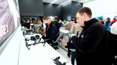Müşteriler ile DJI indeks işlem mağaza açılışında quadrocopters izle
