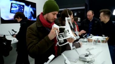 Müşteriler ile DJI indeks işlem mağaza açılışında quadrocopters izle