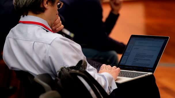 Zakenman met behulp van de laptop op de conferentie — Stockvideo