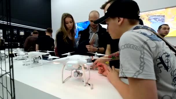 Los clientes observan los cuadrocopteros en la inauguración de DJI Store — Vídeos de Stock