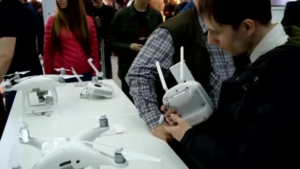 Los clientes observan los cuadrocopteros en la inauguración de DJI Store — Vídeos de Stock