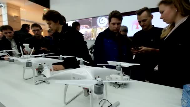 Os clientes assistem quadricópteros na abertura da Loja DJI — Vídeo de Stock