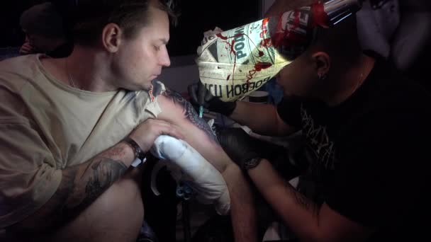 Sanatçı Tattoofest ziyaretçi için bir dövme yapma — Stok video