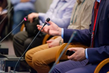 Bir iş toplantısında konuşmacı