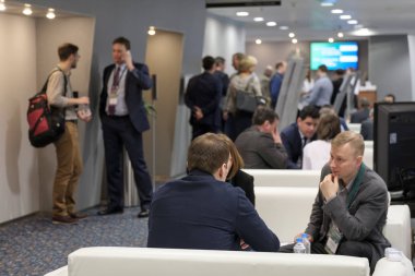 İş adamları konuşmaları yapmak