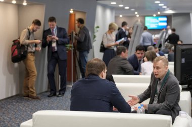 İş adamları konuşmaları yapmak