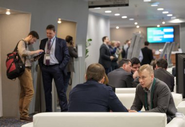 İş adamları konuşmaları yapmak