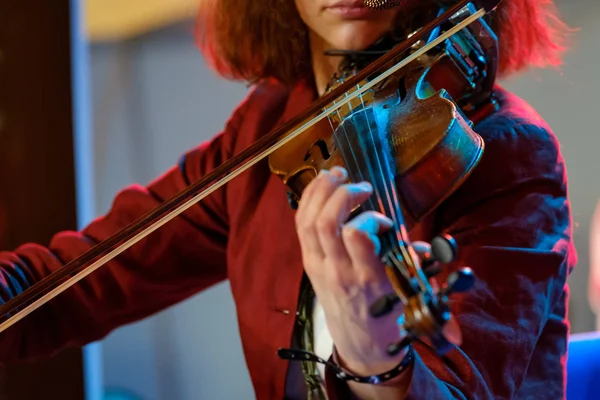 Jonge vrouw spelen de viool — Stockfoto